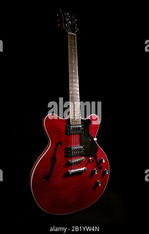 E-Gitarre auf schwarzem Hintergrund Stockfoto