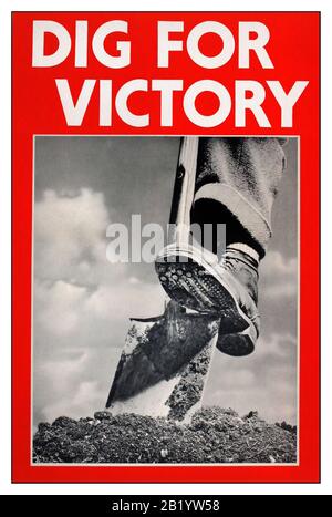 „Dig for Victory“-Poster ikonisches Vintage British World war II Propaganda Poster Food Campaign 1940/1 World war II Food Agriculture Production Großbritannien mit niedrigem dynamischen Winkel, der den Spaten in fruchtbare Erde mit sonnendurchflutetem Himmel hinter Großbritannien drückt Stockfoto