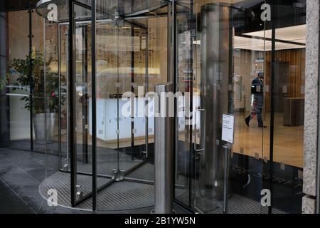 New Bridge Street, London, Großbritannien. Februar 2020. Die Kanzlei Baker McKenzie hat ihr Personal nach Hause geschickt, nachdem ein Mitarbeiter aus Norditalien zurückgekehrt ist und nun unwohl ist. Credit: Matthew Chattle/Alamy Live News Stockfoto