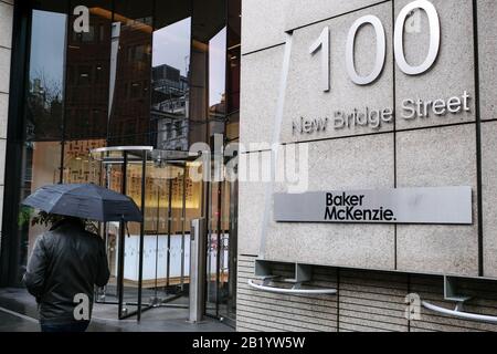 New Bridge Street, London, Großbritannien. Februar 2020. Die Kanzlei Baker McKenzie hat ihr Personal nach Hause geschickt, nachdem ein Mitarbeiter aus Norditalien zurückgekehrt ist und nun unwohl ist. Credit: Matthew Chattle/Alamy Live News Stockfoto