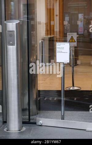 New Bridge Street, London, Großbritannien. Februar 2020. Die Kanzlei Baker McKenzie hat ihr Personal nach Hause geschickt, nachdem ein Mitarbeiter aus Norditalien zurückgekehrt ist und nun unwohl ist. Credit: Matthew Chattle/Alamy Live News Stockfoto