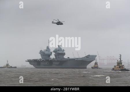 Der Flugzeugträger der Royal Navy, "HMS Prince of Wales", segelt für einen einwöchigen Besuch in der Stadt den River Mersey nach Liverpool. Stockfoto