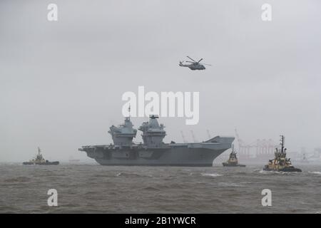 Der Flugzeugträger der Royal Navy, "HMS Prince of Wales", segelt für einen einwöchigen Besuch in der Stadt den River Mersey nach Liverpool. Stockfoto