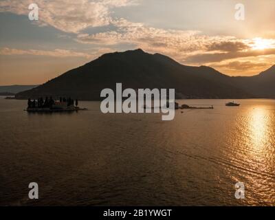 Luftaufnahme der Our Lady of the Rocks und Sveti Dorde, der beiden Inselchen vor der Küste von Perast in der Bucht von Kotor, Montenegro Stockfoto