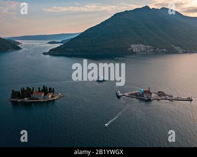 Luftaufnahme der Our Lady of the Rocks und Sveti Dorde, der beiden Inselchen vor der Küste von Perast in der Bucht von Kotor, Montenegro Stockfoto