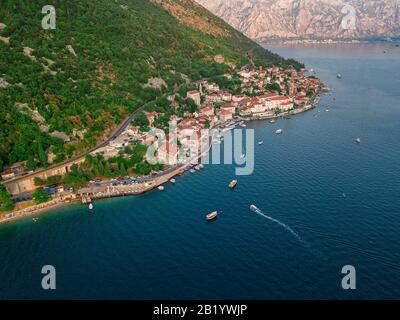 Luftaufnahme von Perast ist eine Altstadt an der Bucht von Kotor in Montenegro. Es liegt in der Nähe der Inselchen St. George und Our Lady of the Rocks Stockfoto