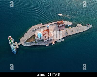 Luftaufnahme der Our Lady of the Rocks ist eine der beiden Inselchen vor der Küste von Perast in der Bucht von Kotor, Montenegro. 09-05-2019. Römisch-Katholische Kirche Stockfoto