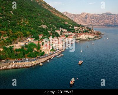 Luftaufnahme von Perast ist eine Altstadt an der Bucht von Kotor in Montenegro. Es liegt in der Nähe der Inselchen St. George und Our Lady of the Rocks Stockfoto