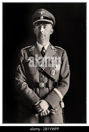 Heinrich Himmler Archivporträt 1940 Reichschef Heinrich Himmler, Polizeichef und SS im Dritten Reich. Porträtfoto anlässlich seines 40. Geburtstags. Heinrich Luitpold Himmler war Reichschef der Schutzstaffel und führendes Mitglied der Reichspartei Deutschlands. Himmler war einer der mächtigsten Männer im Nazi-Deutschland und ein Hauptarchitekt des Holocausts. Zweifellos schuldig an Kriegsverbrechen gegen die Menschlichkeit, beging Selbstmord, während er in Untersuchungshaft war und auf den Prozess wartet. Stockfoto