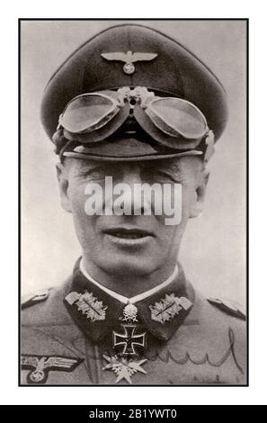 Archiv WW2 Feldmarschall Erwin Rommel 1942 Werbeaktion signiertes Postkarten-Propagandabild mit dem Distinguished Knight's Cross und Dem Pour le Mérite Iron Cross, das von Adolf Hitler und seiner North Africa "Marke" Panzer-Kommandantbrille verliehen wurde Stockfoto