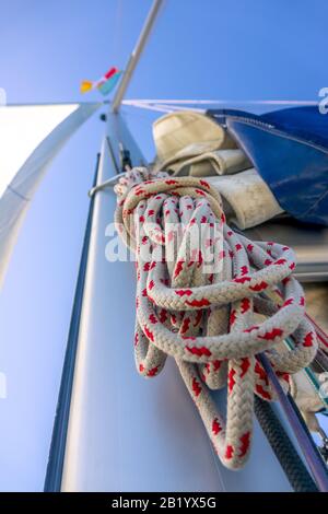 Bodenansicht des Mastes einer Segelyacht. Ein hank Seil und andere Takelage, Blue Sky Stockfoto