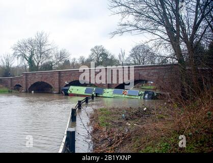Barrow upon Soar, Leicestershire. Das Kanalboot wird aufgrund Der Starken Überschwemmung des Flusses am Canal Grande auf Grund gefahren. Stockfoto