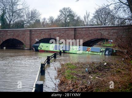 Barrow upon Soar, Leicestershire. Das Kanalboot wird aufgrund Der Starken Überschwemmung des Flusses am Canal Grande auf Grund gefahren. Stockfoto