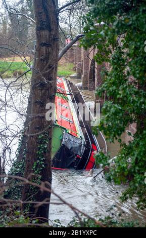 Barrow upon Soar, Leicestershire. Das Kanalboot wird aufgrund Der Starken Überschwemmung des Flusses am Canal Grande auf Grund gefahren. Stockfoto