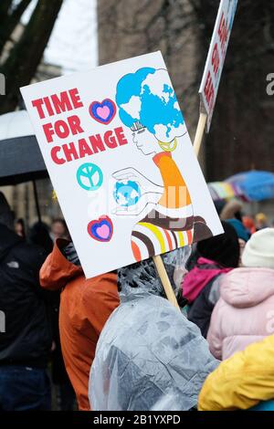 Bristol, Großbritannien - Freitag, 28. Februar 2020 - Zeit Für Veränderungen - Demonstranten versammeln sich auf College Green im Regen, um den Bristol Youth Strike 4 Climate zu unterstützen. Credit: Steven May/Alamy Live News Stockfoto