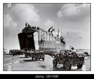 D-Day+6 World war II Operation Overlord US Navy Navy LST-134 und LST-325 starteten in der Normandie Frankreich, während Jeeps mit Sanitäter-Flaggen entlang des Invasionsstrands Verluste auf die wartenden Schiffe brachten, 12. Juni 1944 2. Weltkrieg Stockfoto