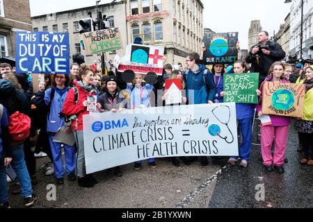 Bristol, Großbritannien - Freitag, 28. Februar 2020 - Junge Medizinstudenten und Demonstranten versammeln sich Anfang des marsches durch den Regen, um den Bristol Youth Strike 4 Climate march zu unterstützen. Credit: Steven May/Alamy Live News Stockfoto