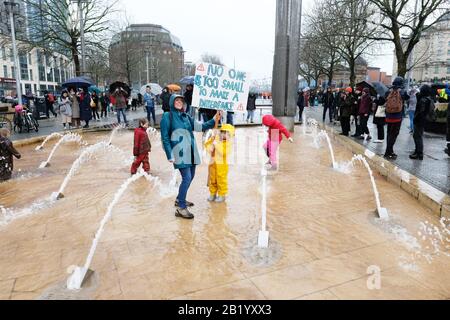 Bristol, Großbritannien - Freitag, 28. Februar 2020 - Junge Familien genießen den Protest und einen Spritzer in den Springbrunnen im Stadtzentrum, während sie am Bristol Youth Strike 4 Climate teilnehmen. Credit: Steven May/Alamy Live News Stockfoto