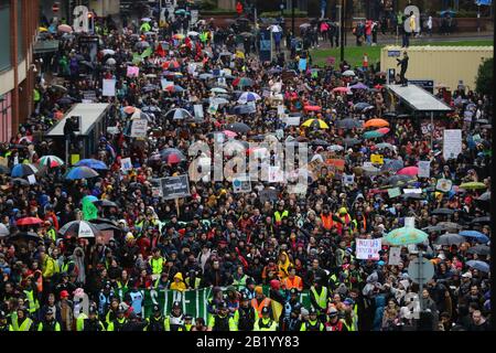 Der Bristol Youth Strike 4 Climate Protestprozedure durch das Zentrum von Bristol. Stockfoto