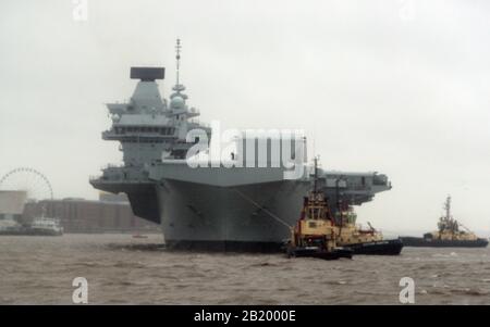 Der Flugzeugträger der Royal Navy, "HMS Prince of Wales", segelt für einen einwöchigen Besuch in der Stadt den River Mersey nach Liverpool. Stockfoto