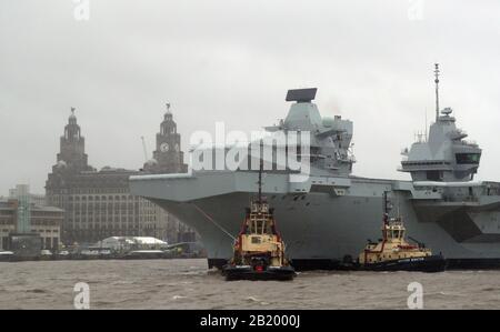 Der Flugzeugträger der Royal Navy, "HMS Prince of Wales", segelt für einen einwöchigen Besuch in der Stadt den River Mersey nach Liverpool. Stockfoto