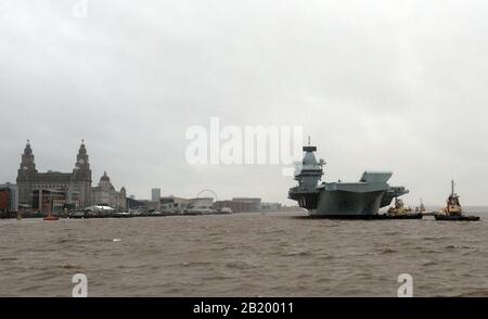 Der Flugzeugträger der Royal Navy, "HMS Prince of Wales", segelt für einen einwöchigen Besuch in der Stadt den River Mersey nach Liverpool. Stockfoto