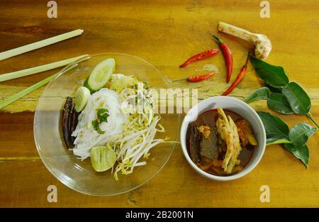 Reisnudeln und frisches Gemüse essen mit würzigen Hühnerfüßen rote Baumwollbaumsauce Stockfoto