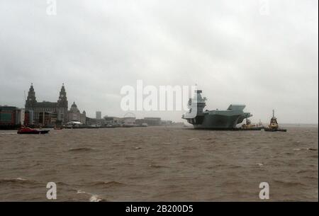 Der Flugzeugträger der Royal Navy, "HMS Prince of Wales", segelt für einen einwöchigen Besuch in der Stadt den River Mersey nach Liverpool. PA Foto. Bilddatum: Freitag, 28. Februar 2020. Der Fotowredit sollte lauten: Peter Byrne/PA Wire Stockfoto