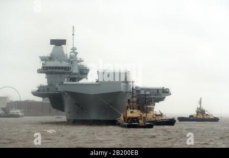 Der Flugzeugträger der Royal Navy, "HMS Prince of Wales", segelt für einen einwöchigen Besuch in der Stadt den River Mersey nach Liverpool. PA Foto. Bilddatum: Freitag, 28. Februar 2020. Der Fotowredit sollte lauten: Peter Byrne/PA Wire Stockfoto