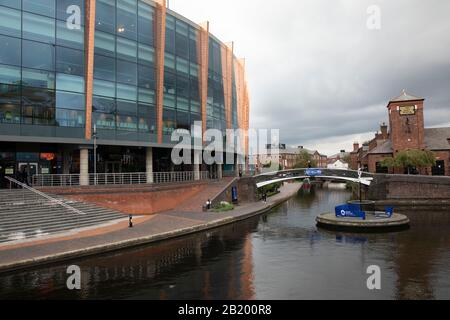 Wasserstraßen neben der Arena Birmingham im Gas Street Basin in Birmingham, Großbritannien. Die Arena Birmingham, einst die NIA, ist eine Hallenarena und Sportstätte in Birmingham, Großbritannien. Die Arena, die sich im Besitz der Muttergesellschaft NEC Group befindet, befindet sich im Zentrum von Birmingham. Als es 1991 eröffnet wurde, war es die größte Hallenarena in Großbritannien. Das Gas Street Basin ist ein Kanalbecken im Zentrum von Birmingham, wo der Worcester and Birmingham Canal auf die BCN Main Line trifft. Es befindet sich an der Gas Street, zwischen der Mailbox und Brindleyplace kanalseitigen Entwicklungen. Stockfoto