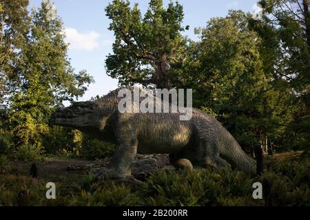 Dinosaurier-Skulpturen im Crystal Palace in London, Großbritannien. Die Crystal Palace Dinosaurier sind eine Serie von Skulpturen von Dinosauriern und anderen, nach modernen Maßstäben falschen Tieren im Londoner Stadtbezirk Bromleys Crystal Palace Park. Sie wurden im Jahr 1850 beauftragt, den Kristallpalast nach seinem Umzug von der Großen Ausstellung im Hyde Park zu begleiten, und wurden im Jahr 1854 als die ersten Dinosaurier-Skulpturen der Welt enthüllt. Die Modelle wurden von Benjamin Waterhouse Hawkins entworfen und gestaltet, der die neuesten wissenschaftlichen Erkenntnisse zu dieser Zeit vertrat. Die Modelle, auch bekannt als Dinosaur Court, wir Stockfoto