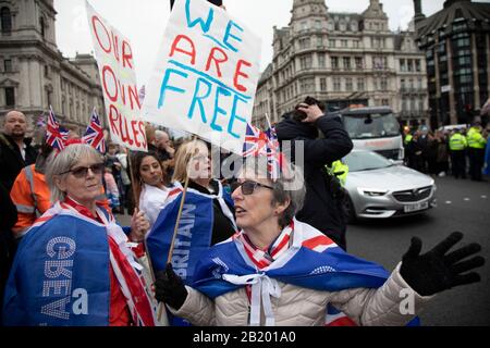 Am Brexit Day versammeln sich die Befürworter Von "Pro Brexit Leave" in Westminster, während sich Großbritannien auf den Austritt aus der Europäischen Union am 31. Januar 2020 in London, England, Großbritannien vorbereitet. Um 23 Uhr am Freitag, 31. Januar 2020, werden Großbritannien und N. Irland die EU offiziell verlassen und in einen Zustand der Verhandlungen über die künftige Vereinbarung und das Handelsabkommen eintreten, wobei die EU-Vorschriften bis Ende 2020 eingehalten werden. Stockfoto