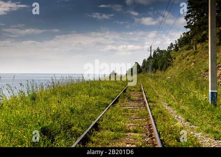 Circum-Baikal Eisenbahn auf die Küste des Baikalsees. Stockfoto