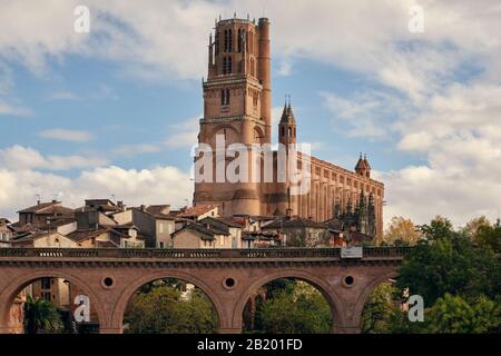 Brücke mit Bögen unter der Stadt mit der riesigen Kathedrale Albi, Frankreich Stockfoto