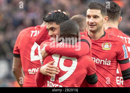 Nadiem AMIRI (LEV. 2.links nach rechts) wird nach seinem Tor zum 2:0 von Moussa DIABY (LEV) umarmt, der 1:0 schoss; rechts: Lucas ALARIO (LEV); Torjubel; Fußball 1.Bundesliga, Saison 2019/2020, 23. Spieltag, Bayer 04 Leverkusen (LEV) - FC Augsburg (A) 2:0, am 23. Februar 2020 in Leverkusen/Deutschland. DFL-Vorschriften verbieten die Verwendung von Fotos als Bildsequenzen und/oder Quasi-Video? Sven Simon Fotoagentur GmbH & Co. Pressefoto KG # Prinzess-Luise-Str. 41 # 45479 M uelheim / R hr # Tel 0208/9413250 # Fax. 0208/9413260 # GLS Bank # BLZ 430 609 67 # Kto. 4030 025 100 # IBAN DE75 4306 0967 4 Stockfoto