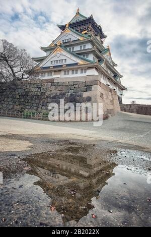 Die Burg Osaka spiegelt das Wasser wider