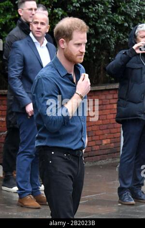 London, Großbritannien. Februar 2020. Prince Harry in den Abbey Road Studios für die Aufnahme des neuen Invictus Games Songs, London London, Großbritannien. Februar 2020. Credit: Nils Jorgensen/Alamy Live News Credit: Nils Jorgensen/Alamy Live News Stockfoto