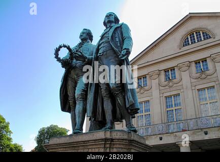 Weimar, Thüringen, Germany-Famous deutsche Schriftsteller Johann Wolfgang von Goethe-Schillers Denkmal vor dem deutschen Nationaltheater Stockfoto