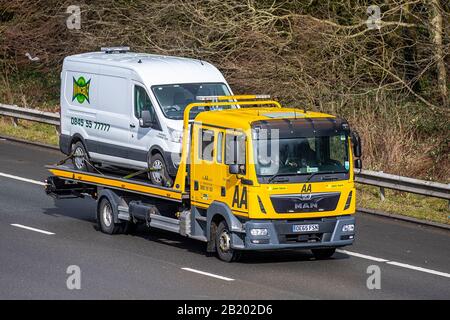 AA Van gelbe Recovery-Truck mit heruntergekommenen van; Seitenansicht der MANN Rettungsschaden 24h Recovery-Fahrzeug Transport von Nutzfahrzeug auf M6, Lancaster, Großbritannien; Fahrzeug Verkehr, Transport, modern, Nord-bound auf der 3-spurigen Autobahn. Stockfoto