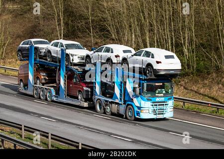 ECM (Vehicle Delivery Service) Ltd. Neuer Transporter; Schwerlasttransporter auf der Autobahn Scania Lieferwagen, Transport, LKW, Transport, BCA-Abholung und -Lieferung, LKW, Sonderfracht, DAF-Fahrzeug, Lieferung, Transport, Industrie, Fracht auf der M6 in Lancaster, Stockfoto