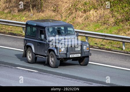 2013 grauer Land Rover Defender 90 XS TD; Fahrzeugverkehr, Transport, moderne Fahrzeuge, Salonwagen, Fahrzeug auf britischen Straßen, Motoren, Fahren auf der Autobahn M6 Stockfoto