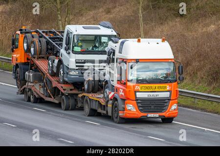 Convoi Exceptional Volvo Truck; Motorway Heavy Loads, Bulk Transport New DAF Delivery Trucks, LKWs, Transport, Wide Load Delivery, Transport, Industrie, Überdimensionierung von Fracht auf der M6 in Lancaster, Großbritannien Stockfoto