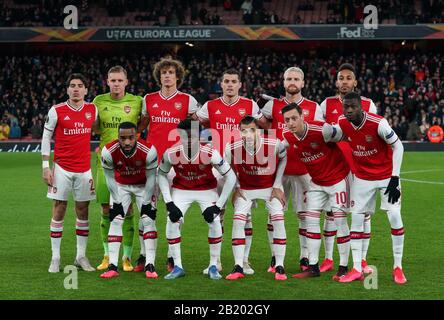 London, Großbritannien. Februar 2020. Arsenal Pre Match Team Foto (Back Row l-r) Hctor Beller'n, Torhüter Bernd Leno, David Luiz, Granit Xhaka, Shkodran Mustafi & Pierre-Imarick Aubameyang (Front Row l-r) Alexandre Lacazette, Bukayo Saka, Dani Ceballos (auf Leihbasis von Real Madrid), Mesut Ozil und Nicolas Pp von Arsenal während des 2. Beinspiels der UEFA Europa League zwischen Arsenal und Olympiacos im Emirates-Stadion, London, England am 27. Februar 2020. Foto von Andy Rowland. Kredit: Prime Media Images/Alamy Live News Stockfoto