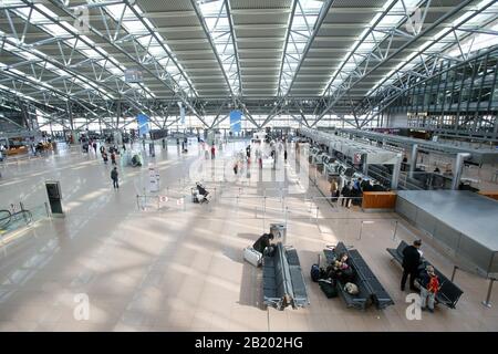 Hamburg, Deutschland. Februar 2020. Nur am Freitag vor Beginn der Feiertage am 2. März wird in einer Abfernungshalle am Flughafen Hamburg ein moderater Betrieb betrieben. Erstmals wurde in Hamburg eine Infektion mit dem neuartigen Coronavirus nachgewiesen. Credit: Bodo Marks / dpa / Alamy Live News Stockfoto