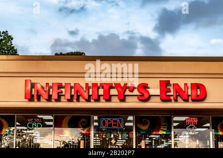 Charlotte, NC/USA - 9. November 2019: Mittlere horizontale redaktionelle Aufnahme von "Infinity's End"-Schaufensterbeschilderung an der Fassade des Gebäudes, in dem die Marke zu sehen ist Stockfoto