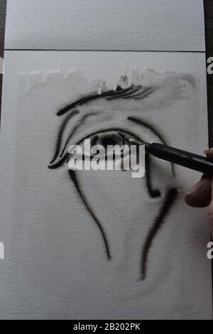 Reihenfolge der Zeichnung mit DIP-Stift in Indien Tinte auf nasses Aquarellpapier mit Tintenverteilung. Stockfoto