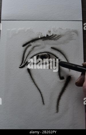 Reihenfolge der Zeichnung mit DIP-Stift in Indien Tinte auf nasses Aquarellpapier mit Tintenverteilung. Stockfoto