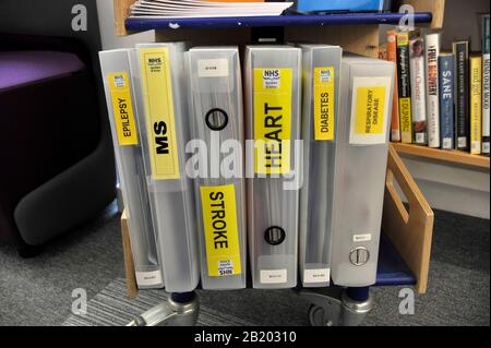 NHS Selbsthilfe-Guides in der Saltcoats Library, North Ayrshire, Schottland. Stockfoto