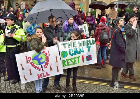 Bristol Youth Strike 4 Climate Protest Bristol England 28. Februar 2020 in College Green, um die Kämpferin Greta Thunberg zu hören und dann durch den zu marschieren Stockfoto