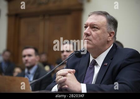 Washington, Vereinigte Staaten. Februar 2020. Außenminister Mike Pompeo zeugt am Freitag, 28. Februar 2020, im Ausschuss für auswärtige Angelegenheiten des Hauses in Capitol Hill in Washington, DC. Foto von Tasos Katopodis/UPI Credit: UPI/Alamy Live News Stockfoto